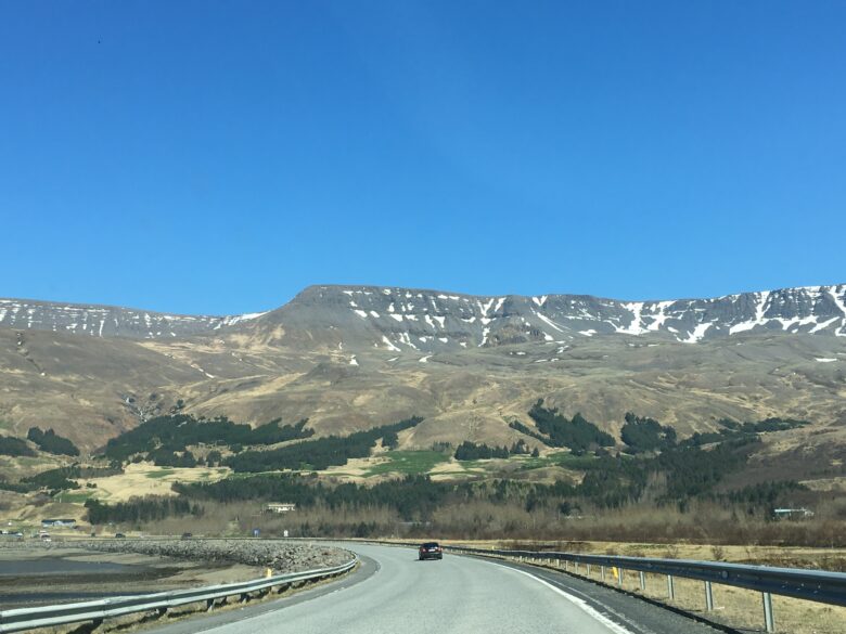 アイスランド旅行は絶景ばかりなので見とれすぎて運転には要注意!