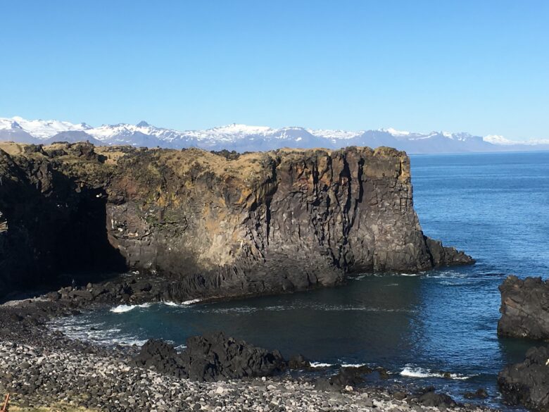 アイスランドの絶壁と海と雪山