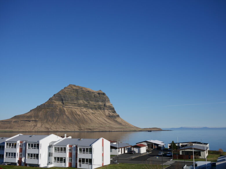 アイスランドならではの景色。山と海と可愛い建物