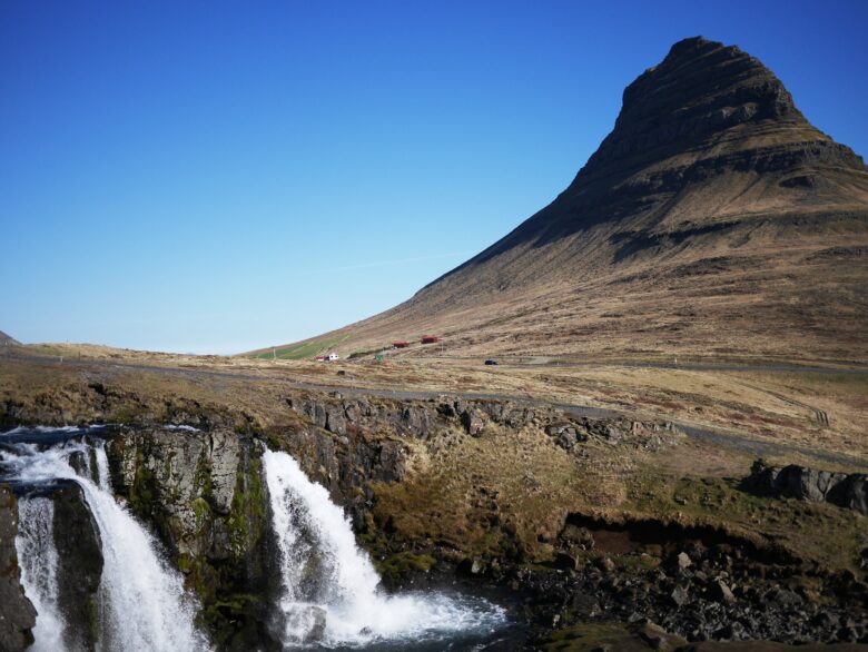 アイスランドの絵葉書やガイド本でかならずみる「カークワフェル山」と滝Kirkjufellsfoss