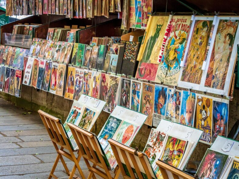 フリーマーケットに並ぶアート作品