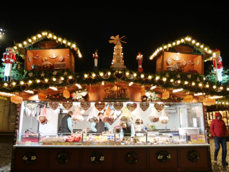 ドレスデンのクリスマスマーケットの小屋も可愛いデザイン