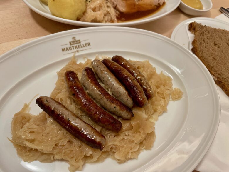 ニュルンブルクソーセージは基本的に6本で1セット。ザウアークラウトと一緒にさっぱりと。