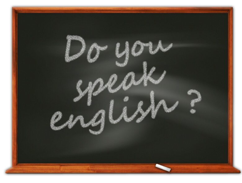 黒板に「Do you speak English?」の文字