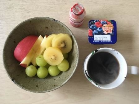 フルーツとコーヒーとヨーグルトとヤクルトの朝食