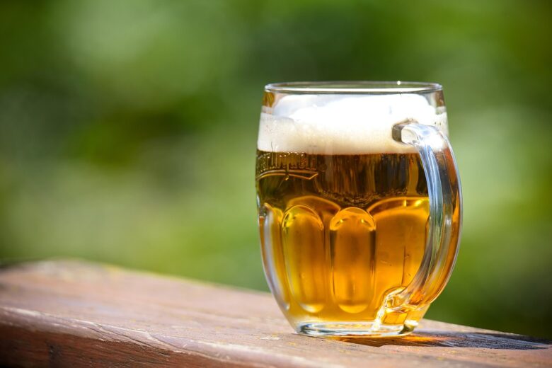 屋外で飲むチェコの生ビール