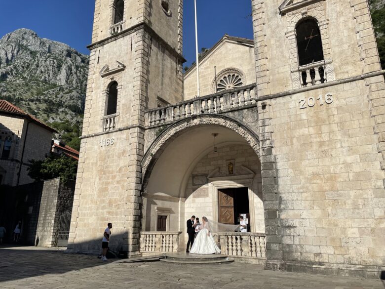 コトルの聖とリプん大聖堂で結婚式を挙げているカップルに偶然出くわしました❤