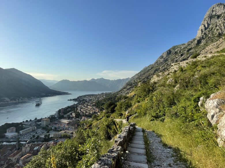 コトル要塞までのハイキングの道は絶景