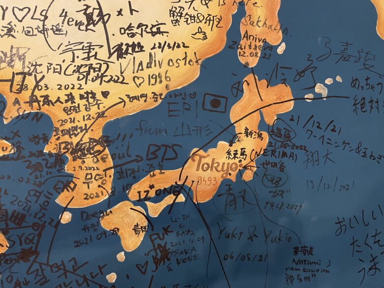 コトルのBBQハウスにある世界地図にマーキング