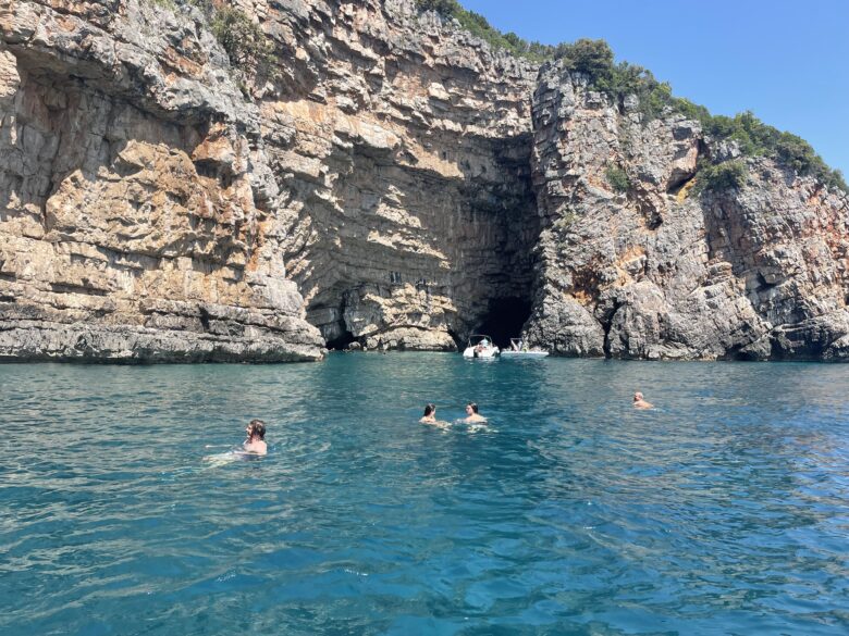 モンテネグロのの海で泳ぐ人太