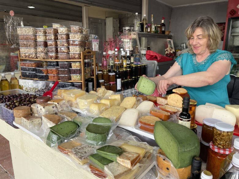 コトルの市場でチーズを売る女性