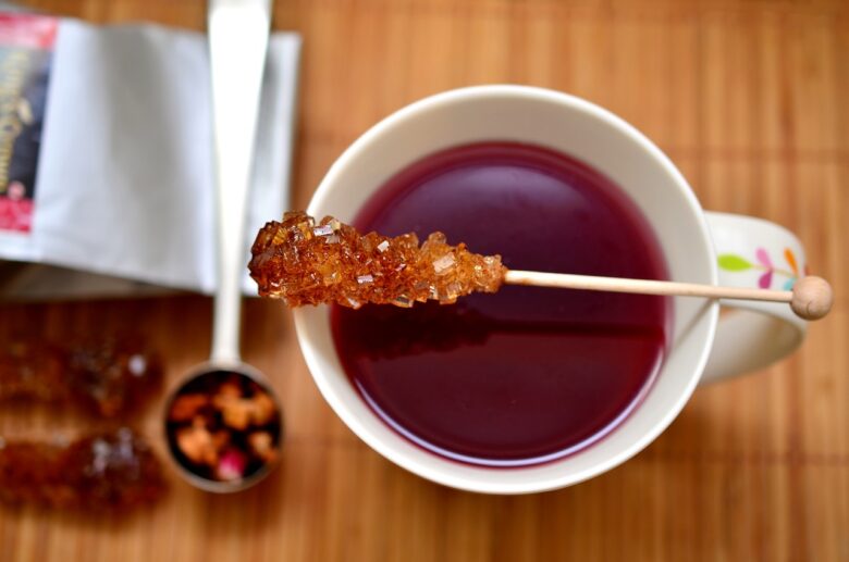 お茶とスティック状の砂糖