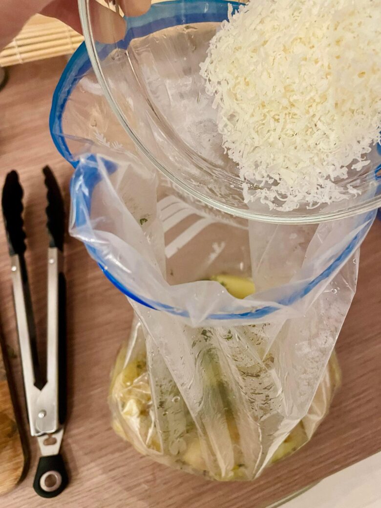 粉チーズをジップロックへいれるところ