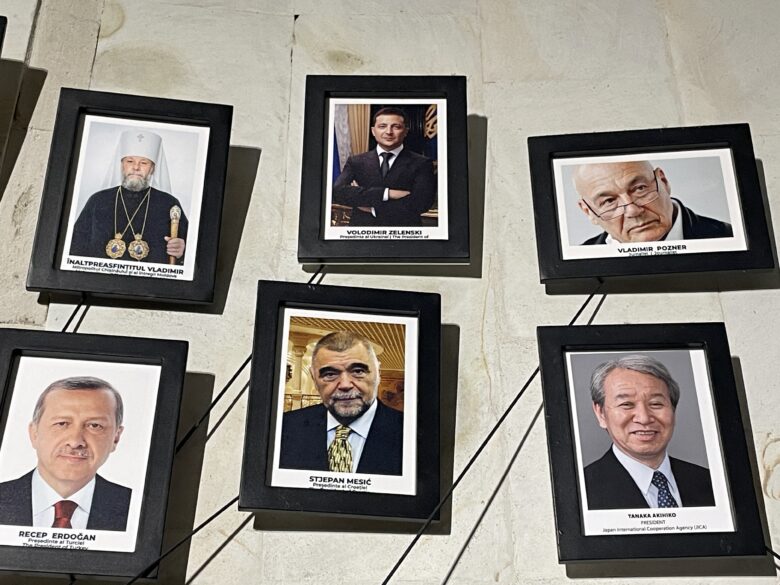 クリコヴァを訪れたVIPたちの写真がずらり。ゼレンスキー大統領やエルドアン大統領、そして日本からはJICAの田中理事長も。