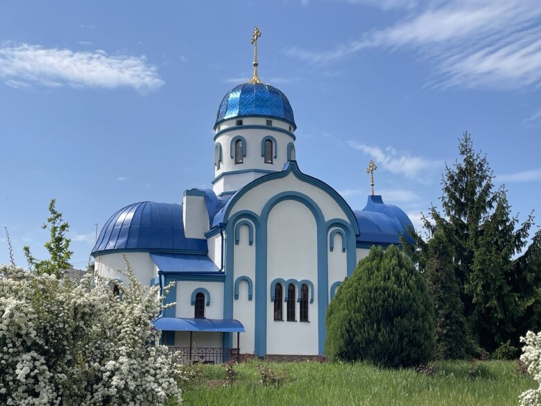 トランスニストリアの美しいロシア正教の教会と青空