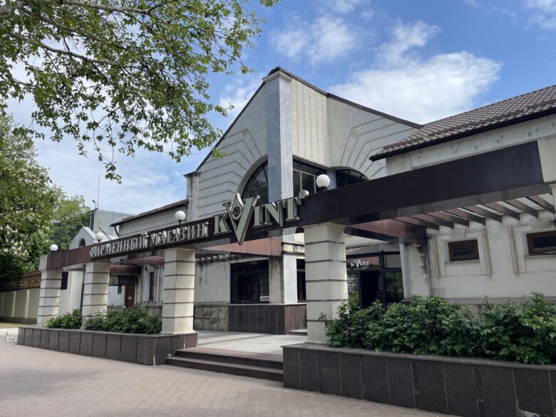 チラスポリ市内のKVINTの店舗の外観と青空