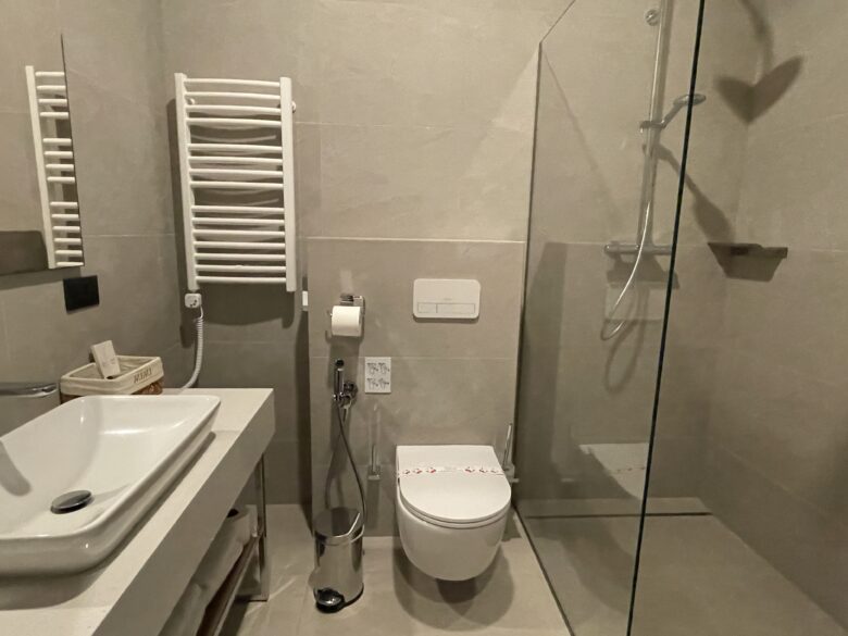 MIMI Hotel のバスルーム