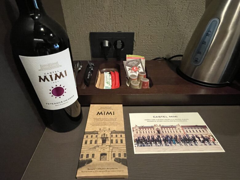 Castel MIMIのウェルカムワインとチョコレート、2023年欧州政治共同体サミット時の各国代表があつまったポストカードも