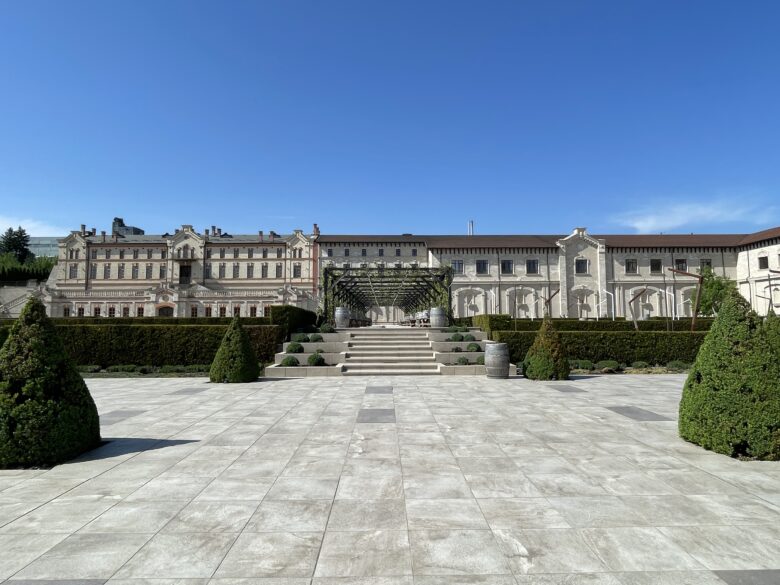 CASTEL MIMIの宮殿風建物とお庭