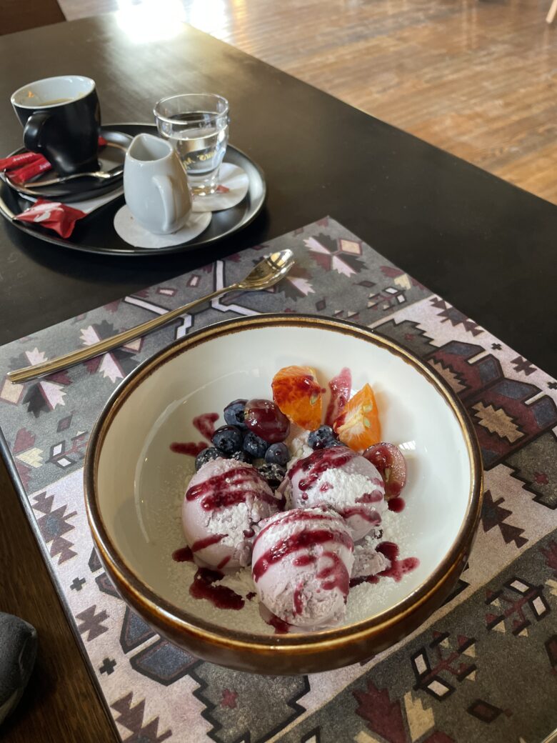 Castel MIMIのカフェで食べたワインアイスクリーム
