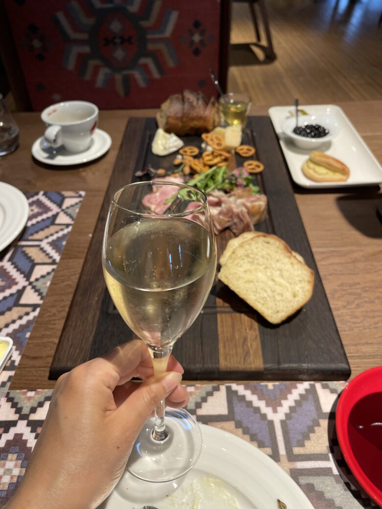 ホテルでいただく朝のシャンパンと朝食