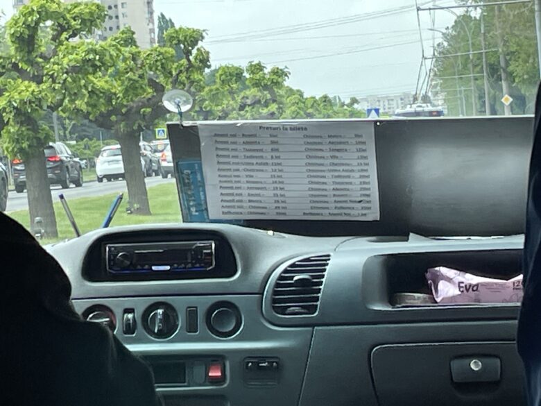バスの運転席に近くに貼ってある料金表