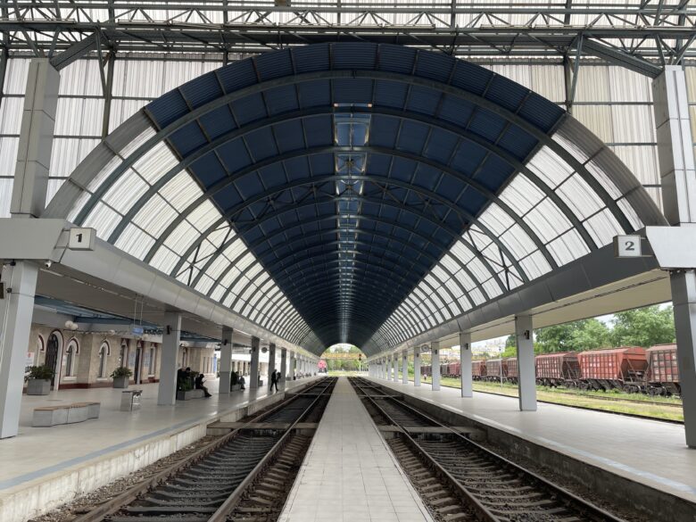 キシナウ駅のプラットフォームから見たアーチ状の駅舎