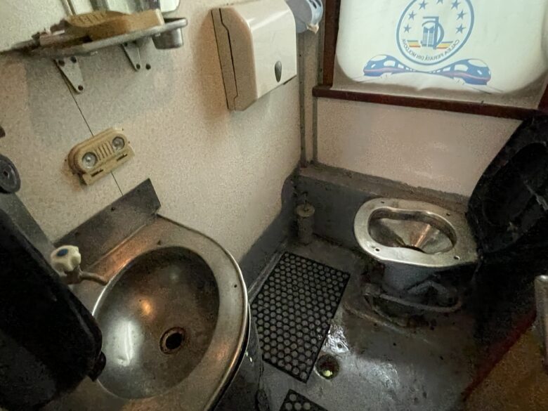 トイレはステンレス製。床にゴムマットが敷かれてあった