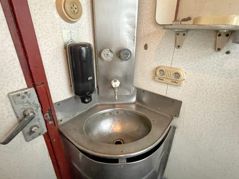 車内のトイレの手洗い場もステンレス製