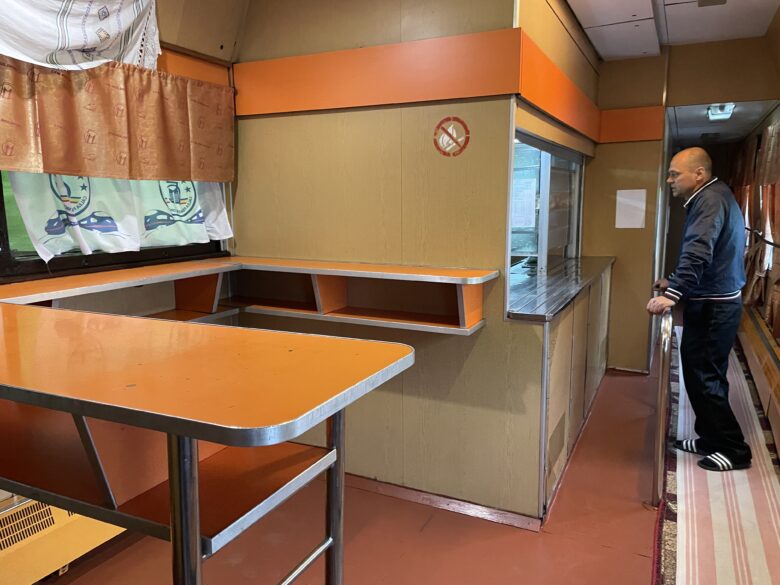 プリエテニア号（Prietenia）のカフェ車両