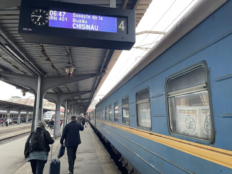 13時間の旅を終えてルーマニアの首都ブカレストの駅に到着したプリエテニア号（Prietenia）