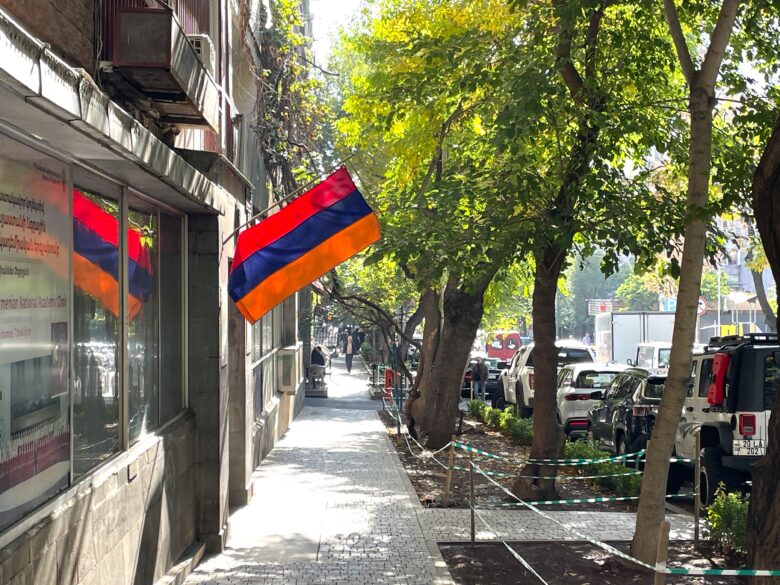 アルメニアの国旗を掲げるエレバン市内の店舗