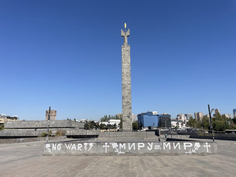 英語とロシア語で平和を願うメッセージ（落書き）が書いてあったカスケードコンプレックスの最上デッキ