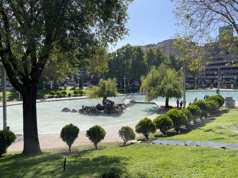 オペラハウスの横にある人口湖と公園は、エレバン市民憩いの場