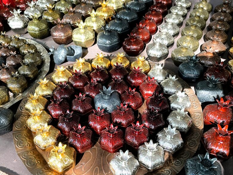 カラフルなザクロの形の金属製小物入れ