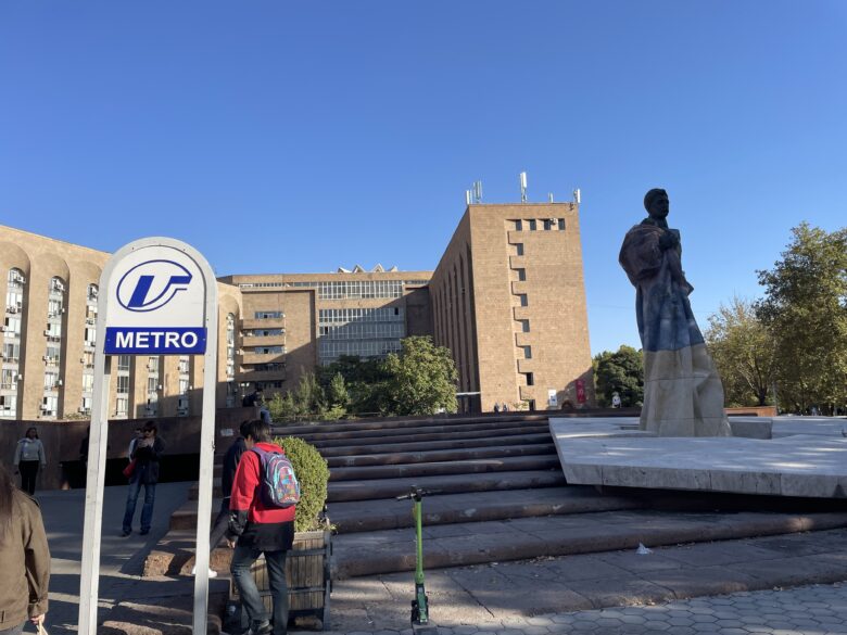 エレバンの地下鉄のメトロ共和国広場駅