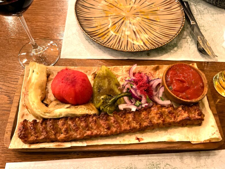 アルメニアの代表的な肉料理ホロヴァツとラヴァシュ（薄いパン）。ペルシャのケバーブ文化を受け継ぎつつ、塩味と香ばしさで独自の進化を遂げた一皿。