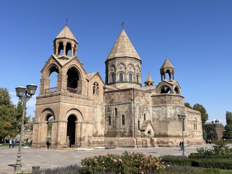 エチミアジン大聖堂Սուրբ Էջմիածին - Հայաստանյայց Առաքելական Սուրբ Եկեղեցի