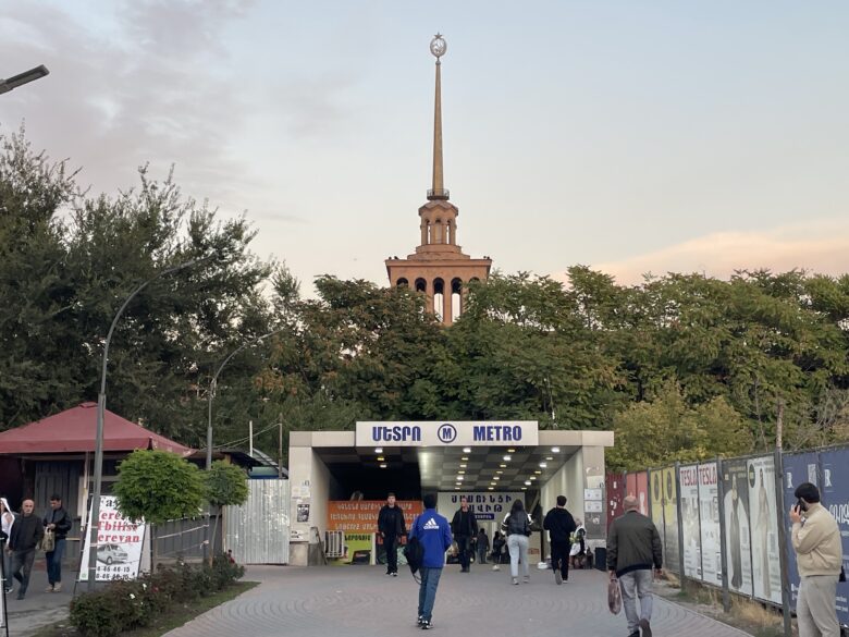 メトロ、バスも乗り入れているエレバン中央駅周辺の様子