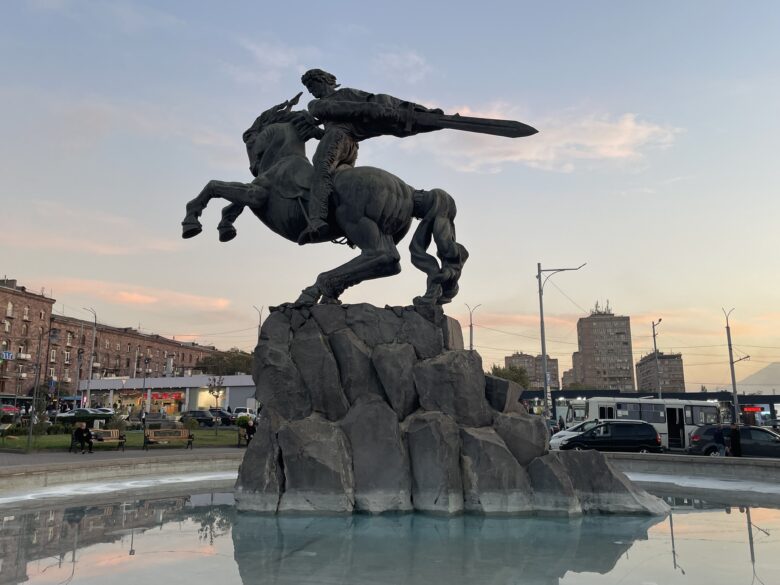 エレバン中央駅の正面出口方面にある噴水と銅像