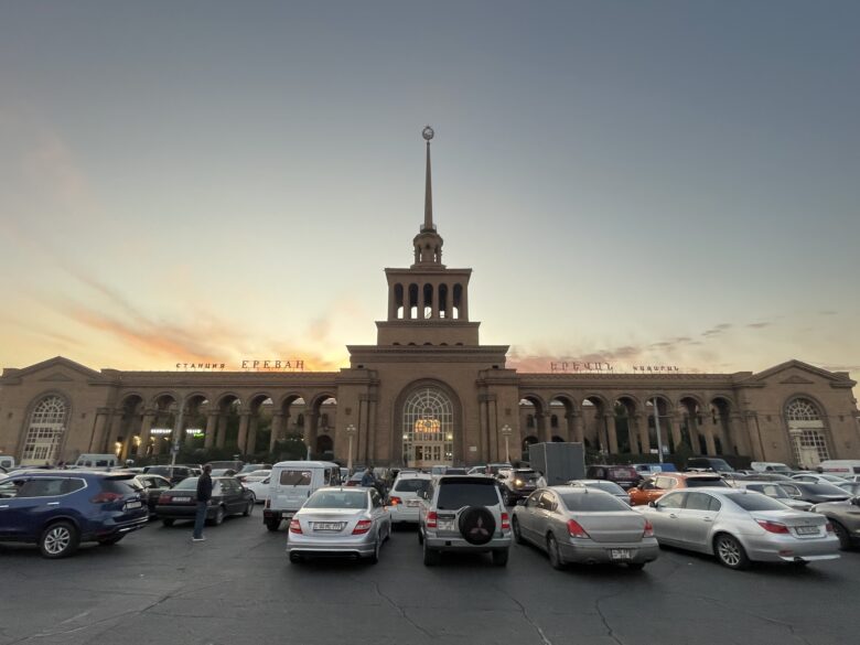 旧ソ建築様式が特徴の夕暮れ時のエレバン中央駅