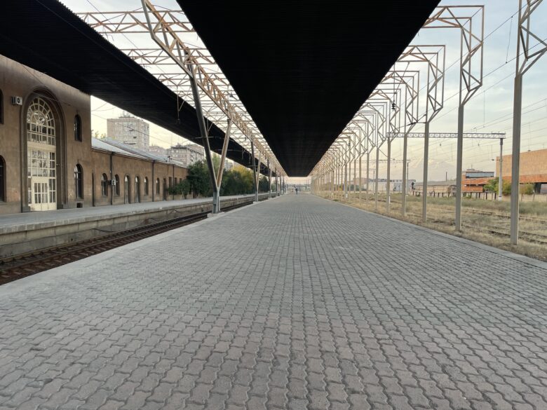 早朝のエレバン中央駅