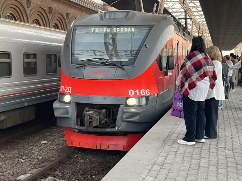 エレバン中央駅でギュムリ行きの電車を待つ人々