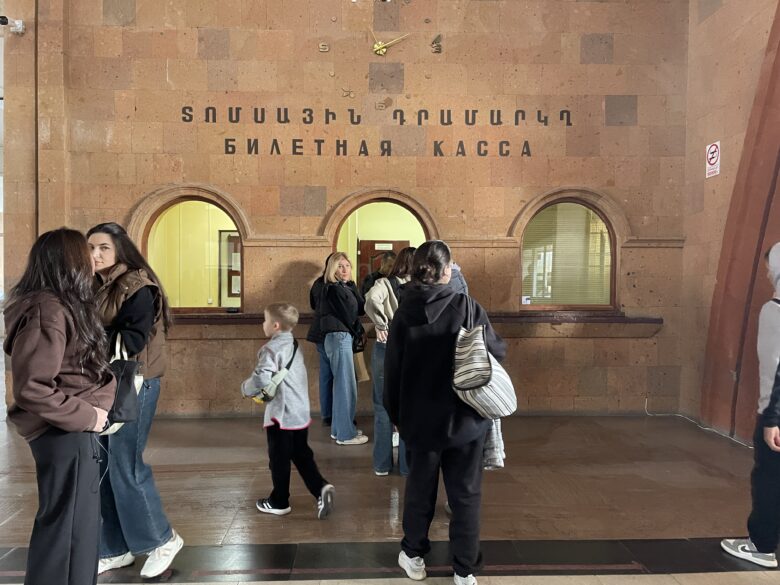 ギュムリ構内のチケット売り場。「KACCA」は料金窓口の意味なので分かりやすい