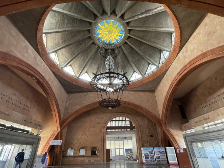 ギュムリ駅の構内