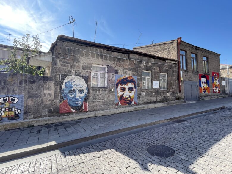 アートに触れられるギュムリの街歩きが楽しい