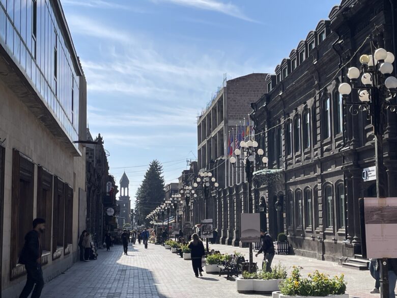 黒い石が独特のシックさを醸し出すギュムリの旧市街地