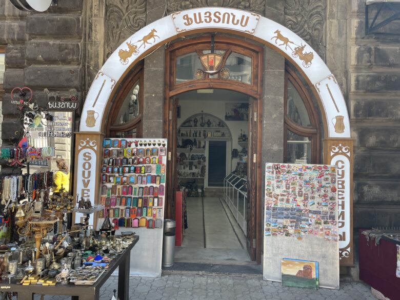 ギュムリのメインストリートのかわいいお土産屋さん