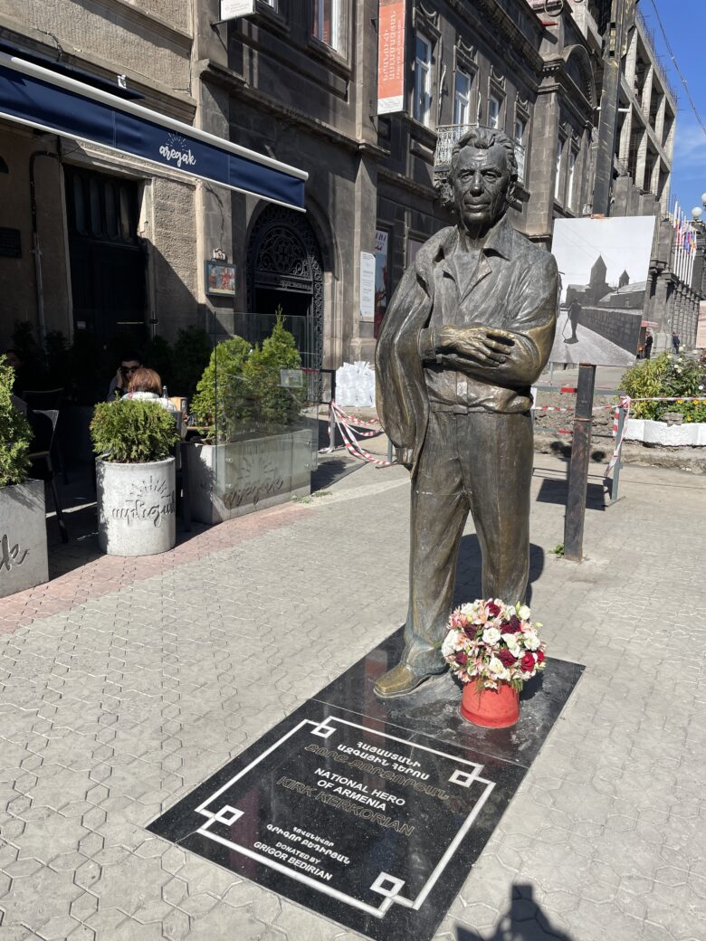 カーク・ケルコリアンの銅像には「NATIONAL HERO OF ARMENIA」の文字