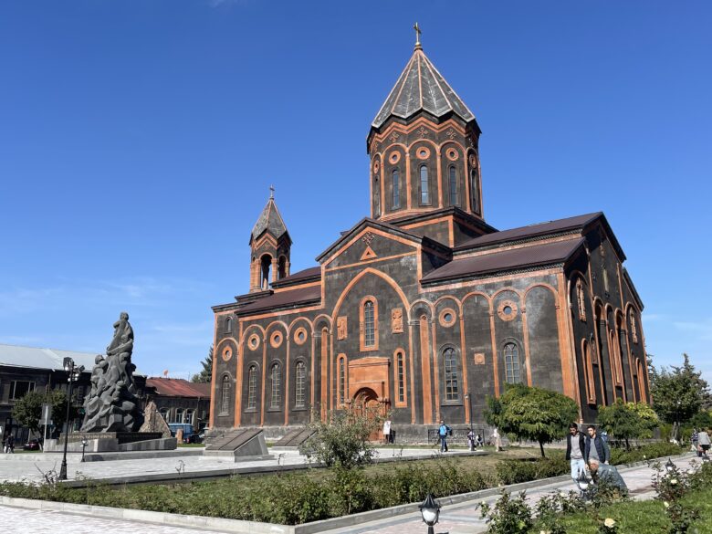 黒とオレンジ色の石材を使用したユニークな建築様式のギュムリの救世主大聖堂